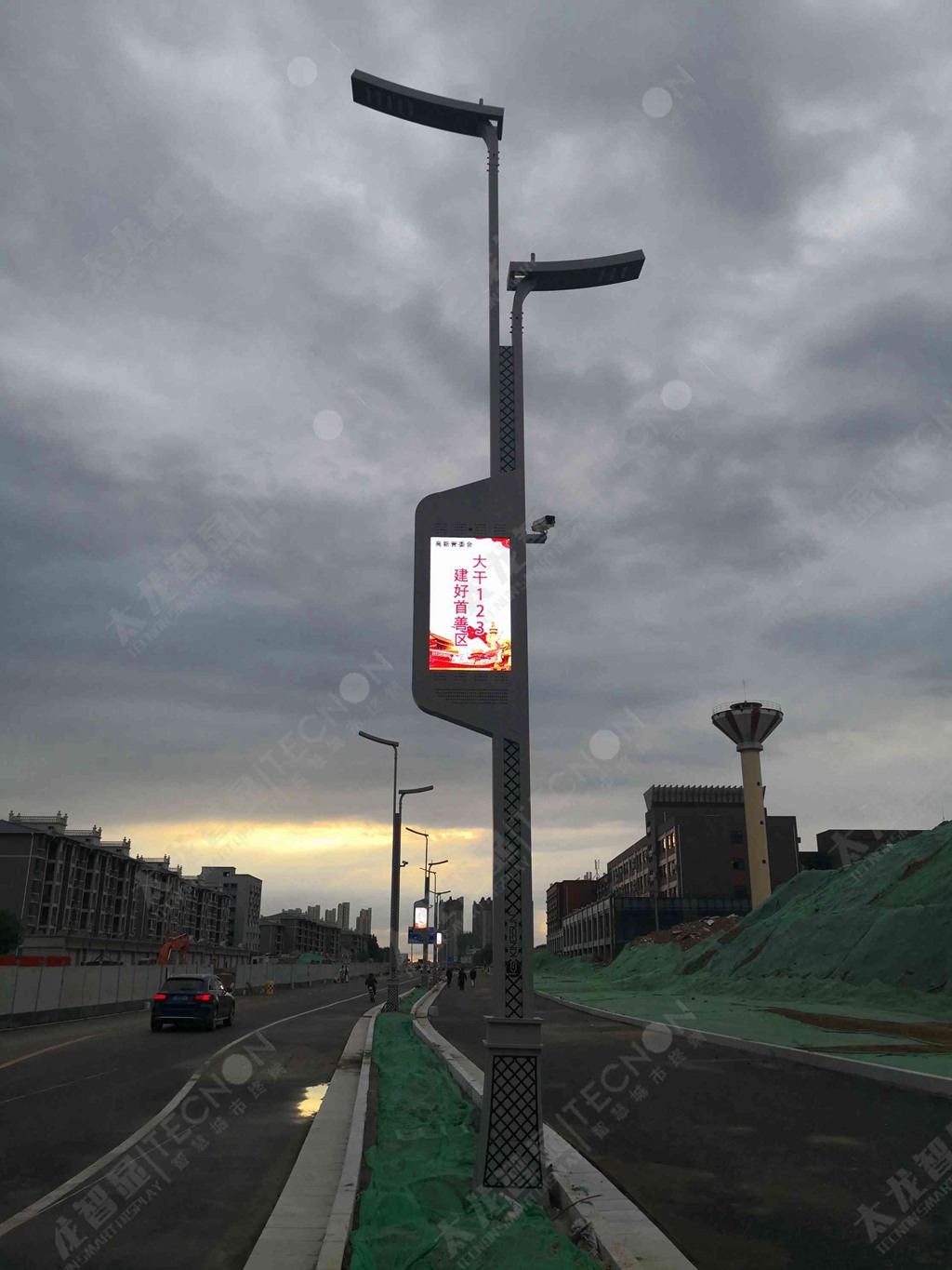 智能LED燈桿屏在西安胡家莊落地！